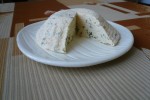 Домашний Сыр | Сыр на тарелке с вырезанным кусочком