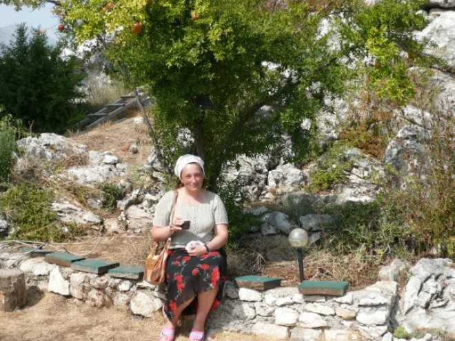 Черногория | На острове Бешка я пью гранатовый сок, позади меня гранатовое дерево. Сижу в тени, жара сильнейшая.